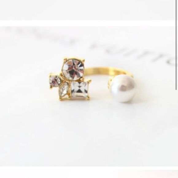 NWT Pearl And Rhinestone Open Gold Tone Ring - Picture 1 of 2